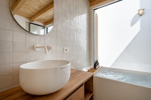 Shower, bidet, shampoo, toilet paper - Villa Monti | Elegant Home with Pool in Itria Valley (Cisternino)