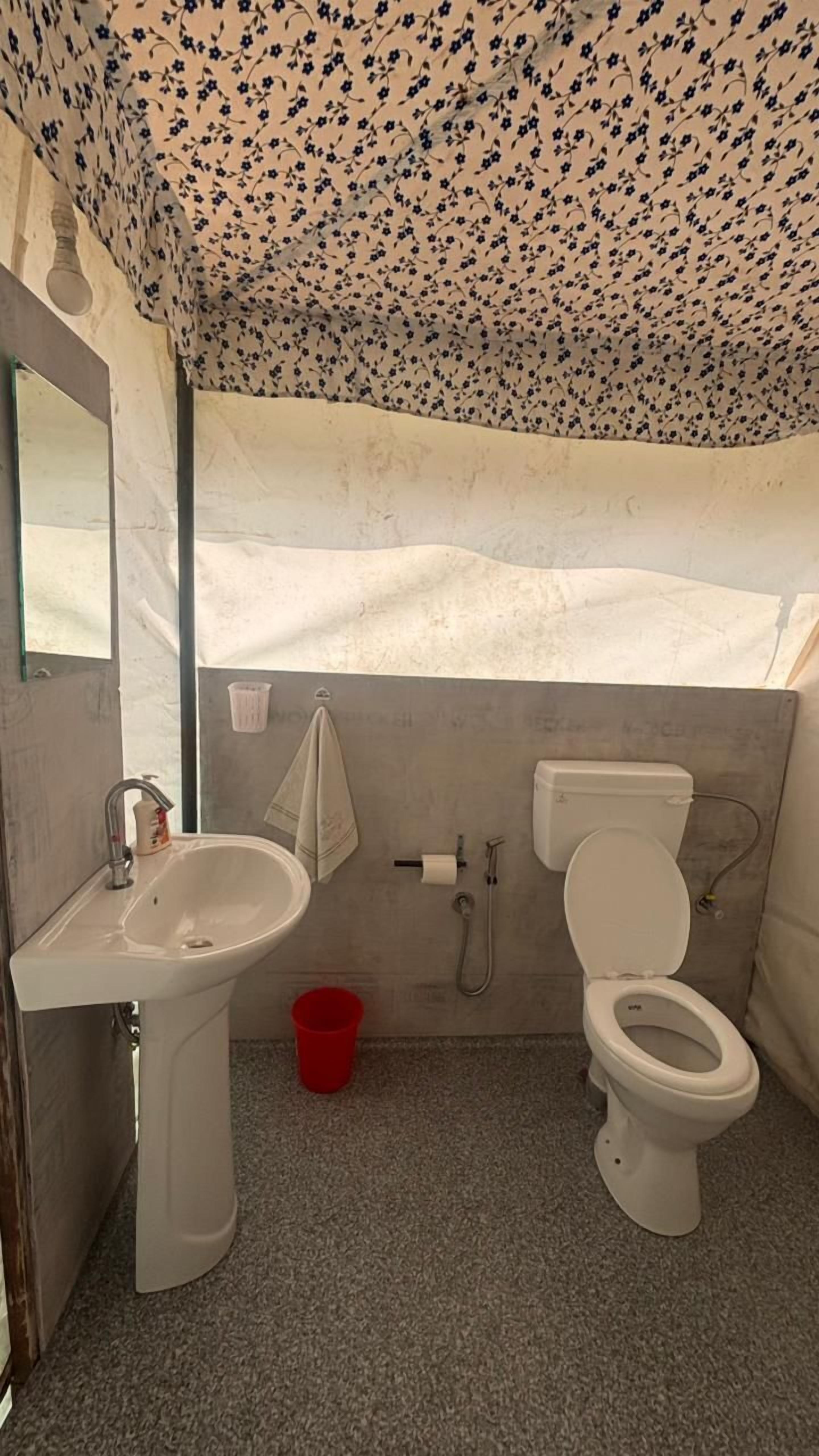 Tält Deluxe - utsikt mot trädgården | Badrum | Badkar/dusch, gratis toalettartiklar, handdukar och tvål