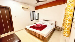 Premium bedding, desk, laptop workspace, free WiFi - Hotel D & D Palace near Mahakal Temple (Ujjain)