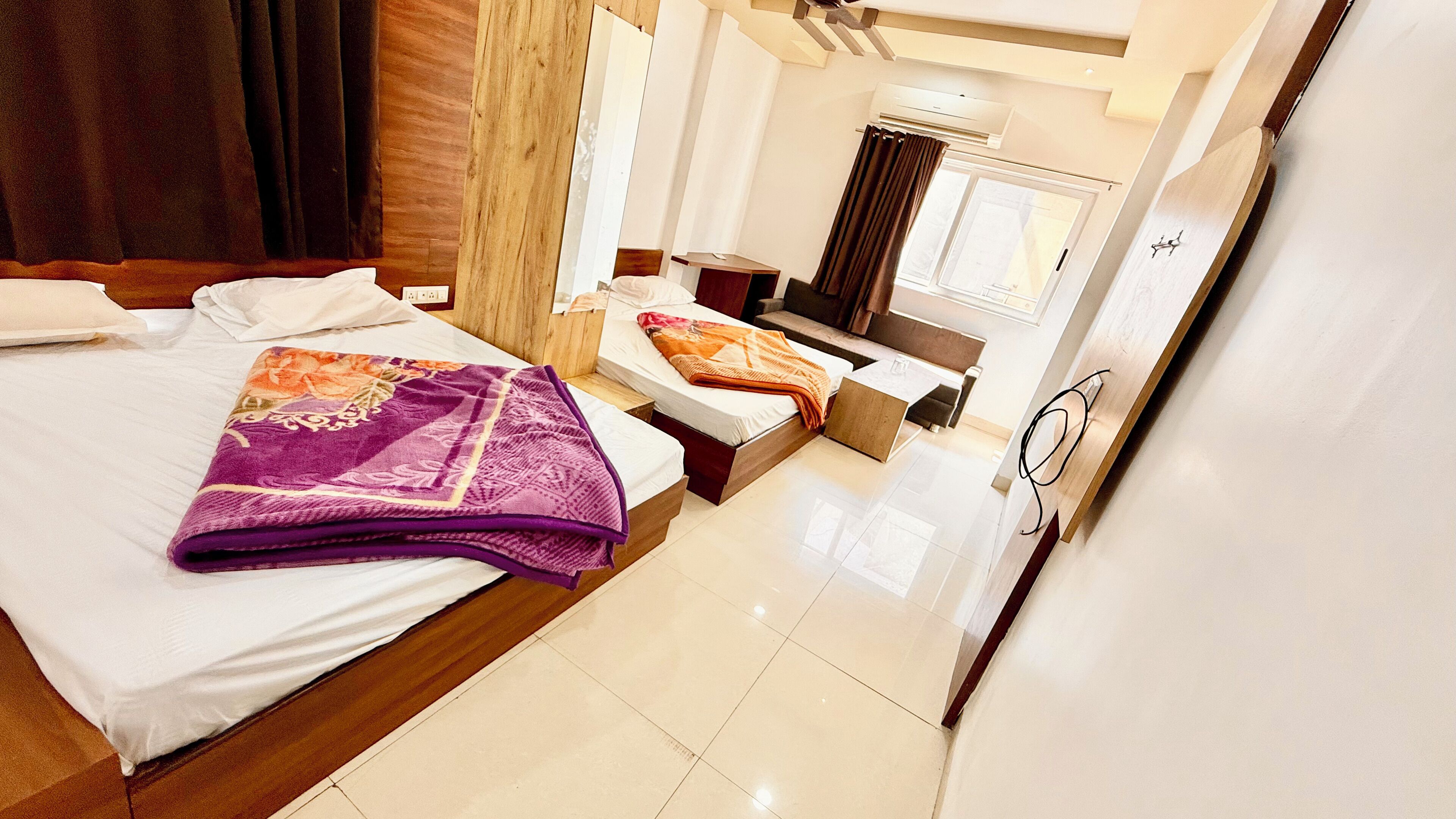 Literie de qualité, bureau, espace de travail pour ordinateurs portables