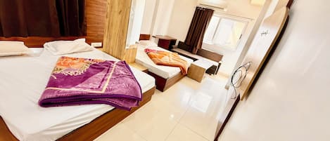 Biancheria da letto di alta qualità, una scrivania, postazione laptop