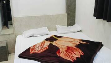 Deluxe-Doppelzimmer | Hochwertige Bettwaren, Schreibtisch, laptopgeeigneter Arbeitsplatz