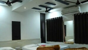 ห้องแฟมิลี่ | เครื่องนอนระดับพรีเมียม, โต๊ะทำงาน, พื้นที่ทำงานแบบใช้แล็ปท็อป