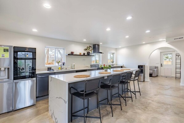 Fridge, microwave, oven, stovetop - Modern 5BR Home with Mtn Views, BBQ & Pool Table (Asheville)