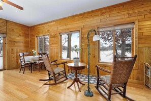 Dining - Horseshoe Lake Home with Kayaks and Sunset Views (Turtle Lake)