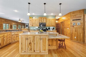 Wasserkocher mit Kaffee-/Teezubehör, Kühlschrank, Mikrowelle, Ofen
