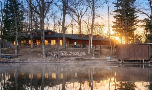 Horseshoe Lake Home with Kayaks and Sunset Views