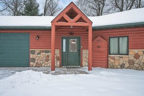 Exterior detail - Horseshoe Lake Home with Kayaks and Sunset Views (Turtle Lake)