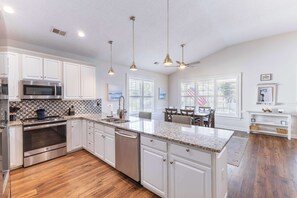 Fridge, microwave, oven, stovetop - ‼️Spacious 4BR Getaway by Coastal Hotspots (Murrells Inlet)