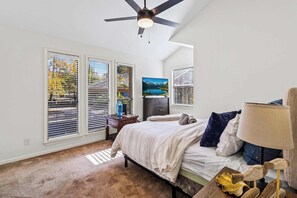 3 bedrooms, iron/ironing board, WiFi, bed sheets - Charming 3BR Waterfront Gem in Cedar Point (Livingston)