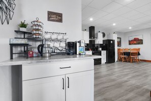 Fridge, microwave, oven, stovetop - ‼️Scenic Colorado Stay Near Casinos & Hot Springs (Black Hawk)