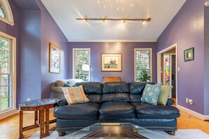 Älytelevisio, takka, työhuone