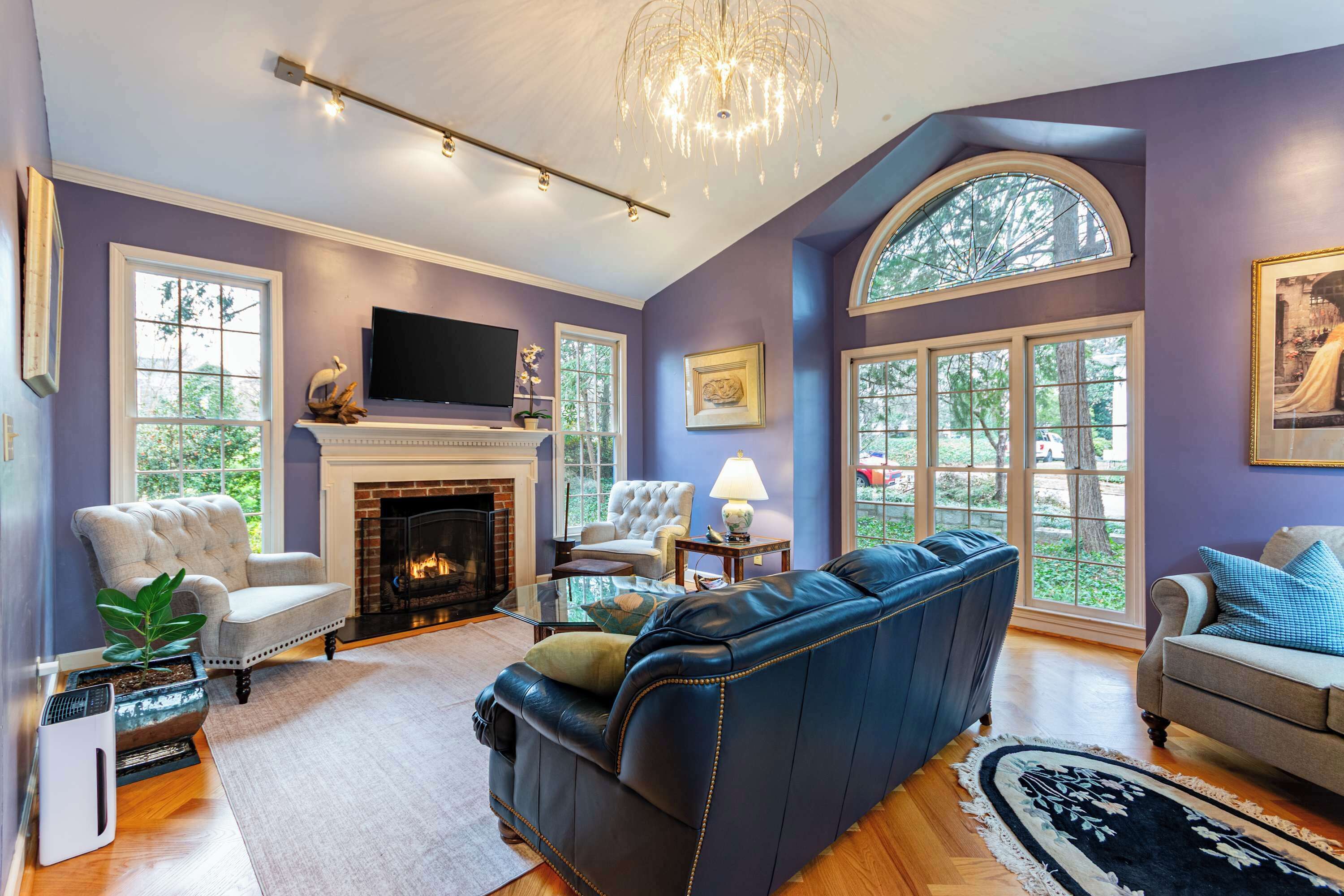 Una Smart TV, una chimenea, una oficina