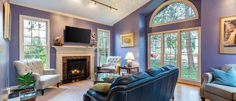 Una Smart TV, una chimenea, una oficina