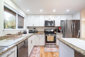 Geladeira, micro-ondas, fogão, cooktop