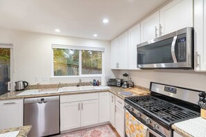 Refrigerador, microondas, horno, placa de cocina