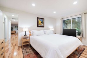 3 quartos, escrivaninha, ferros/tábuas de passar roupa, berço de viagem