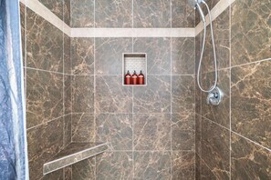 Douche, sèche-cheveux, serviettes fournies, savon