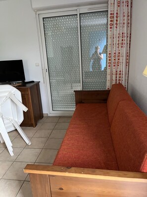 Living area - Quiet apartment, Intermarché 500m away. Close to historic sites. Dream vacation (Prayssac)