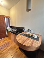 Double Room, Patio, Garden View | Private kitchenette