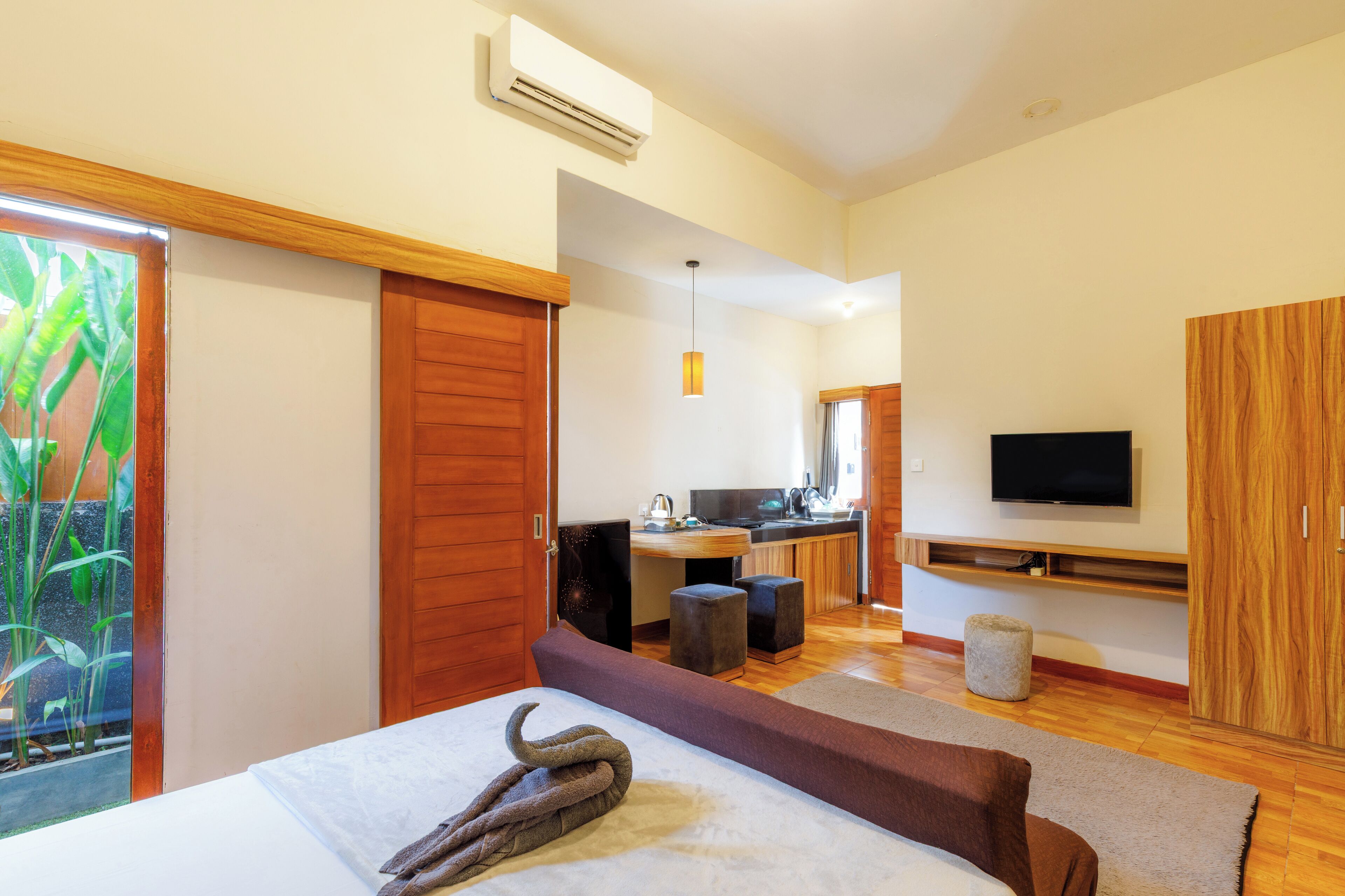 Free minibar, free WiFi