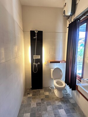 Double Room, Patio, Garden View | Bathroom - Dewandi Guest House (Denpasar)