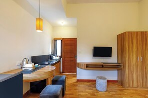 Double Room, Patio, Garden View | Living area | 14-inch flat-screen TV with cable channels - Dewandi Guest House (Denpasar)