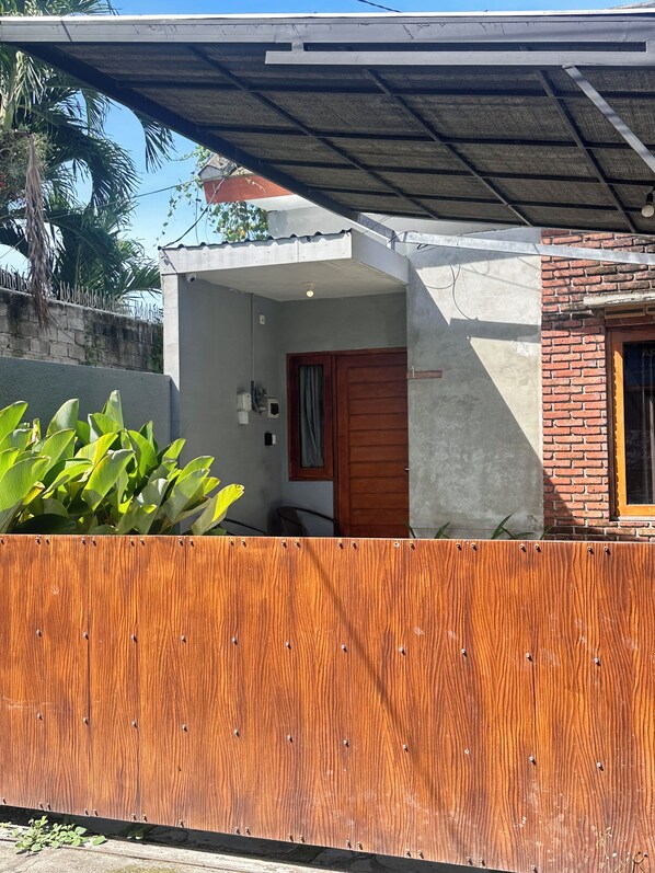 Front of property - Dewandi Guest House (Denpasar)