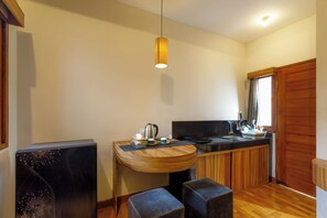 Double Room, Patio, Garden View | Private kitchen - Dewandi Guest House (Denpasar)