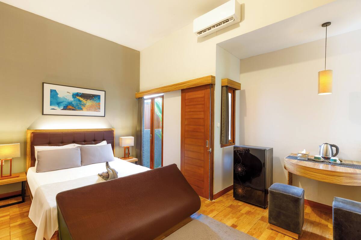 Quarto casal, varanda, vista para o jardim | Frigobar (abastecido com itens grátis), Wi-Fi de cortesia