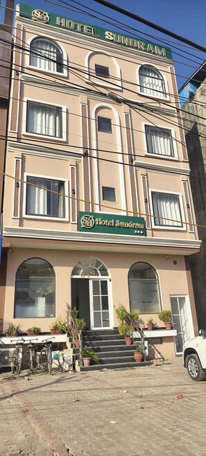 Front of property - Hotel Sundram (Zirakpur)