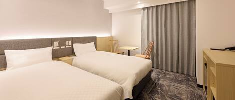 Habitación superior con 2 camas individuales | Edredones de plumas, caja fuerte, cortinas opacas y wifi gratis