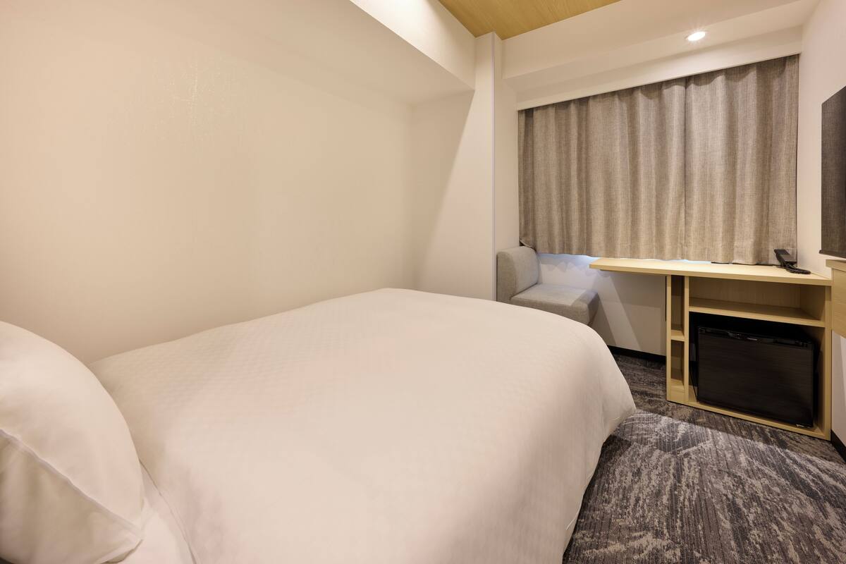 Down duvets, in-room safe, blackout curtains, free WiFi