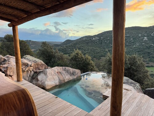 Charming sheepfold in Corsica, heated pool, between scrubland and beautiful beaches.