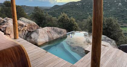 Charming sheepfold in Corsica, heated pool, between scrubland and beautiful beaches.