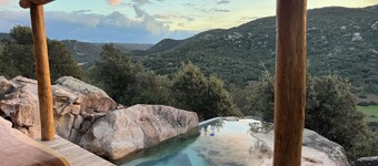 Charming sheepfold in Corsica, heated pool, between scrubland and beautiful beaches.