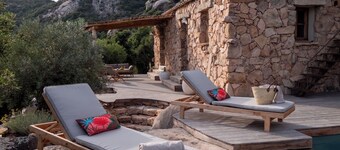 Charming sheepfold in Corsica, heated pool, between scrubland and beautiful beaches.