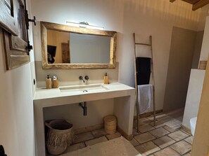 Hårtørrer, håndklæder, Sæbe, Toiletpapir