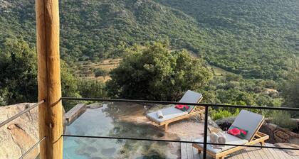 Charming sheepfold in Corsica, heated pool, between scrubland and beautiful beaches.