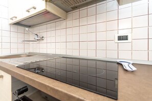 Geladeira, micro-ondas, fogão, cafeteira/chaleira