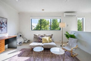 TV, offices - Contemporary Family Living at 4 Seafarer Way (Point Cook)