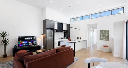 Sunny Modern Townhouse in Yarraville