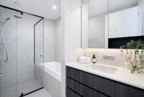 Shower, hair dryer, towels - Sunny Modern Townhouse in Yarraville (Yarraville)
