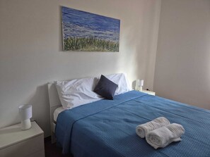 3 chambres, fer et planche à repasser, Wi-Fi, draps fournis