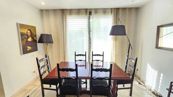 Villa, 4 Bedrooms | Dining room