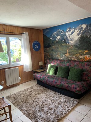 TV - Ground floor apartment in a mountain chalet super-besse (Besse-et-Saint-Anastaise)