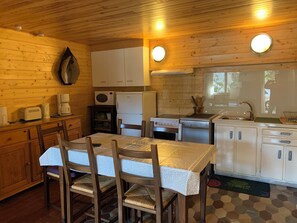 Microwave, oven, stovetop, dishwasher - Ground floor apartment in a mountain chalet super-besse (Besse-et-Saint-Anastaise)