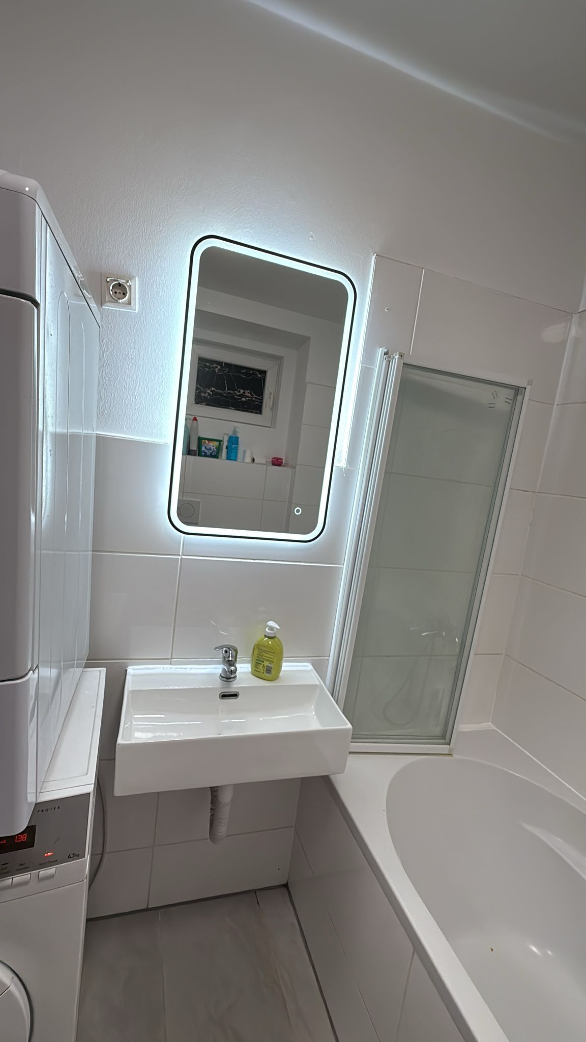 Basic Apartment | Bathroom | Combined shower/tub, free toiletries, hair dryer, towels