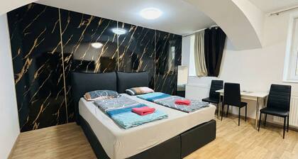 Cozy 1BR Plus LR Near Amusement Park