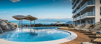 Ocean-view 3BR condo with resort pools, gym and coworking near Jacó.